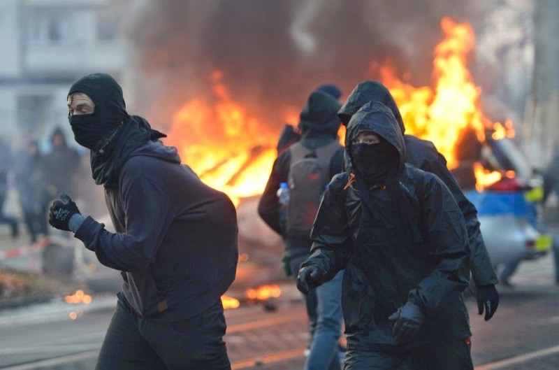 Összecsaptak a rendőrök és a tüntetők Frankfurtban
