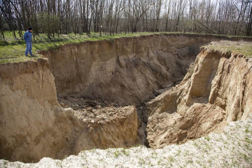 Tizenöt méter mély kráter keletkezett Pamuk határában