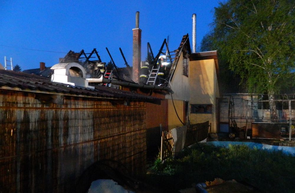 Teljesen kiégett egy bár Balatonszabadiban