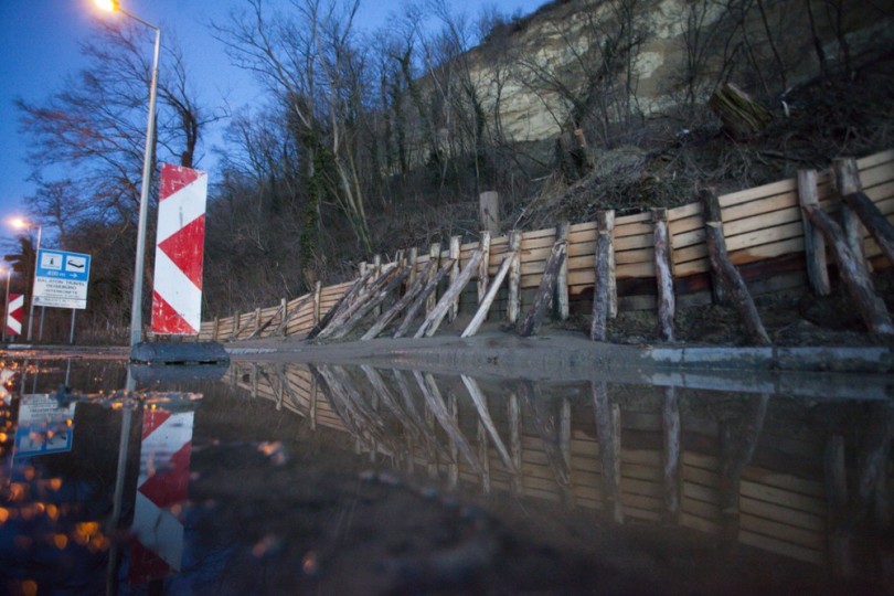 Megindult a fonyódi löszfal, lezárás a 7-es úton