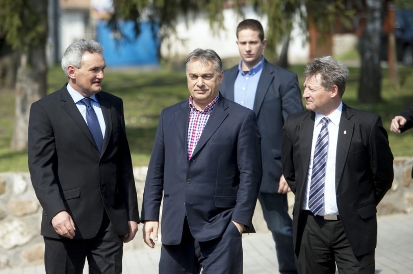 Orbán Viktor miniszterelnök (k), Fenyvesi Zoltán, a Fidesz-KDNP tapolcai országgyűlési képviselőjelöltje (j) és Balassa Balázs, Szigliget polgármestere (b) sétál Szigligeten. Fotó: Koszticsák Szilárd