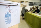 Egy választópolgár voksolni készül a tapolcai időközi országgyűlési képviselő-választáson. Fotó: Koszticsák Szilárd