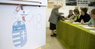 Egy választópolgár voksolni készül a tapolcai időközi országgyűlési képviselő-választáson. Fotó: Koszticsák Szilárd