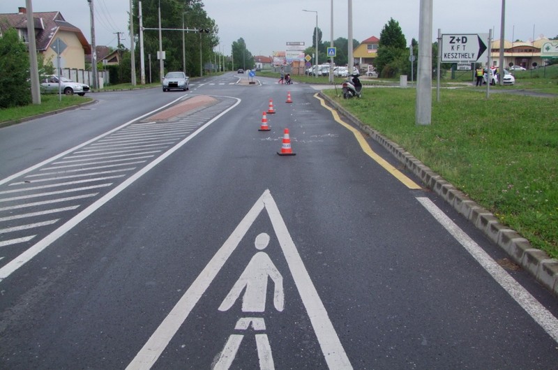 Megcsúszott, majd oldalára borult egy segéd-motorkerékpáros Keszthelyen.