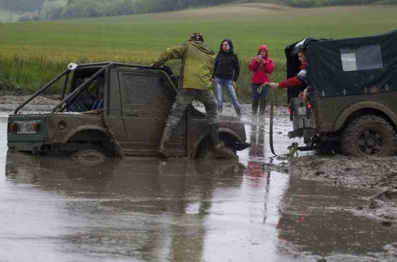 Egy elakadt terepjáró a somogybabodi háromnapos nemzetközi Off Road Fesztiválon 2015. május 22-én. MTI Fotó: Varga György