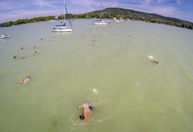 Vitorlások sorfala mellett úsznak a Balaton-átúszás résztvevõi Révfülöp és Balatonboglár között. Fotó: Ruzsa István