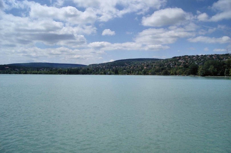 Balatonalmádi a Balaton felől