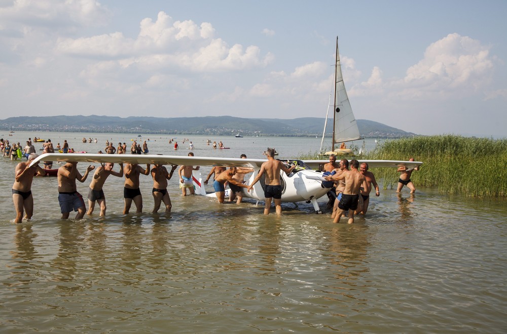 Fürdőzők mentik a Balatonba zuhant repülőt