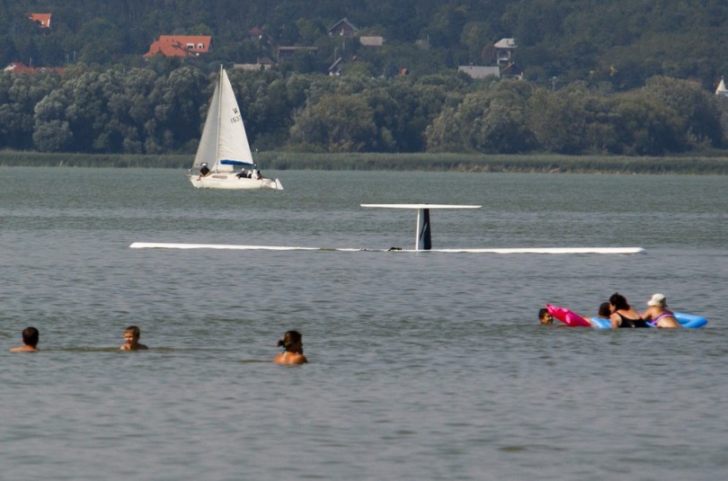 Vitorlázó repülőgép zuhant a Balatonba