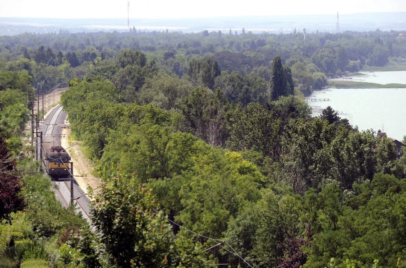 Vonat a Balaton déli partjánál